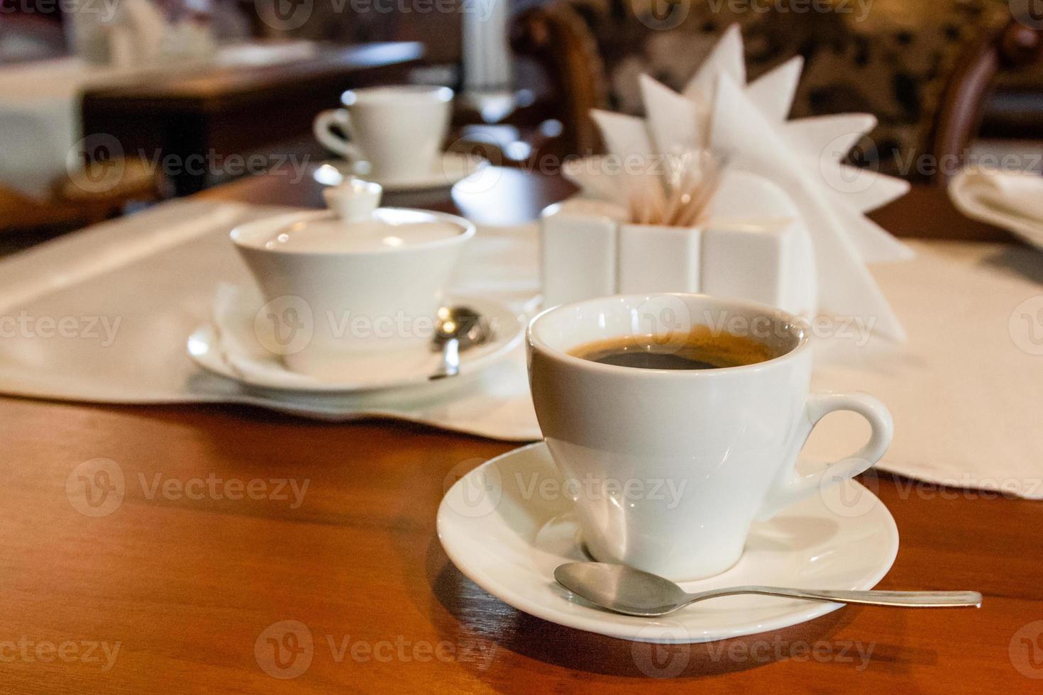 kop met koffie Aan de portie tafel foto