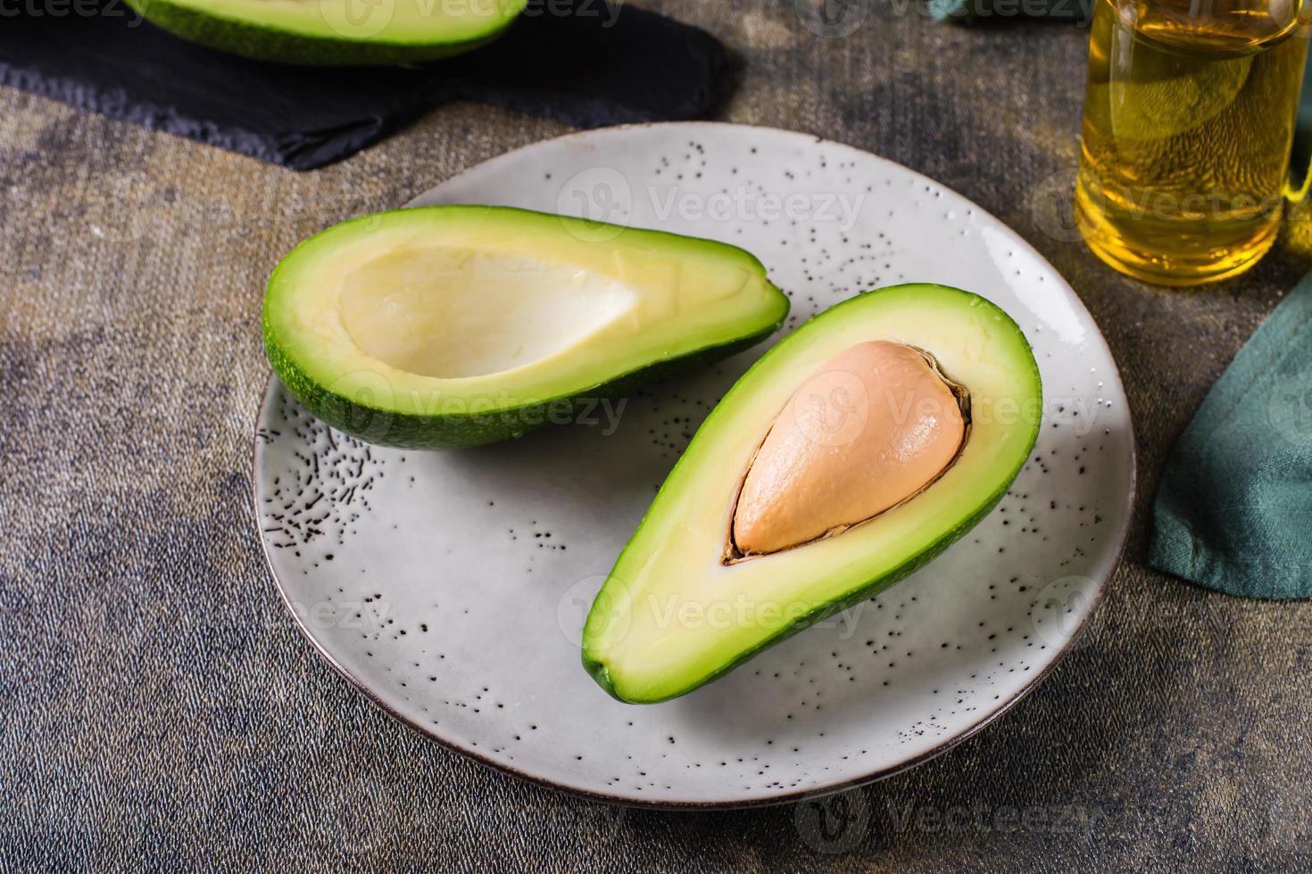 avocado helften Aan een bord Aan de tafel. gezond vitamine voeding. foto