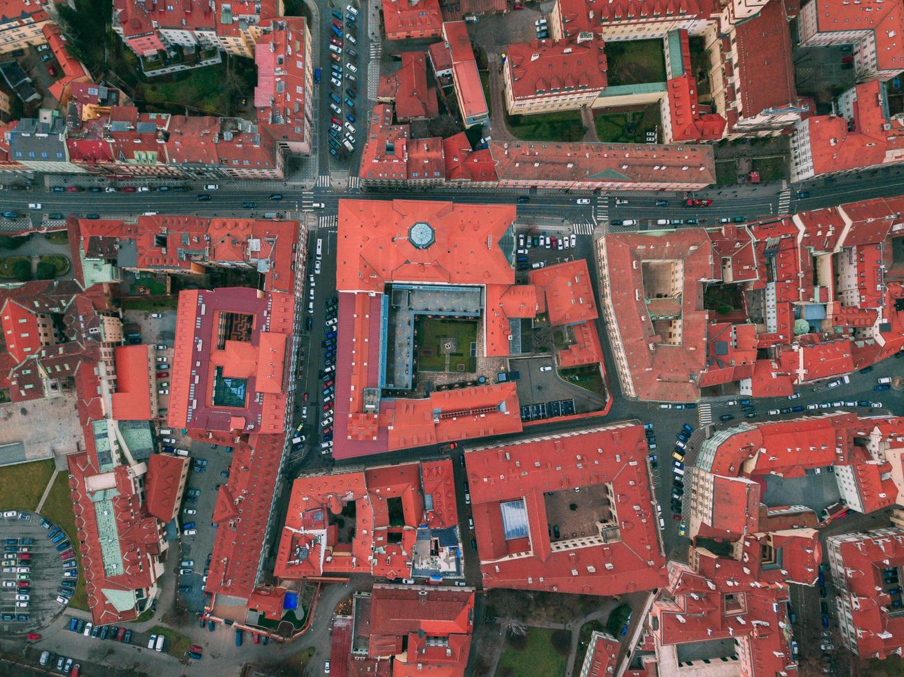 luchtfotografie van rode daken overdag foto