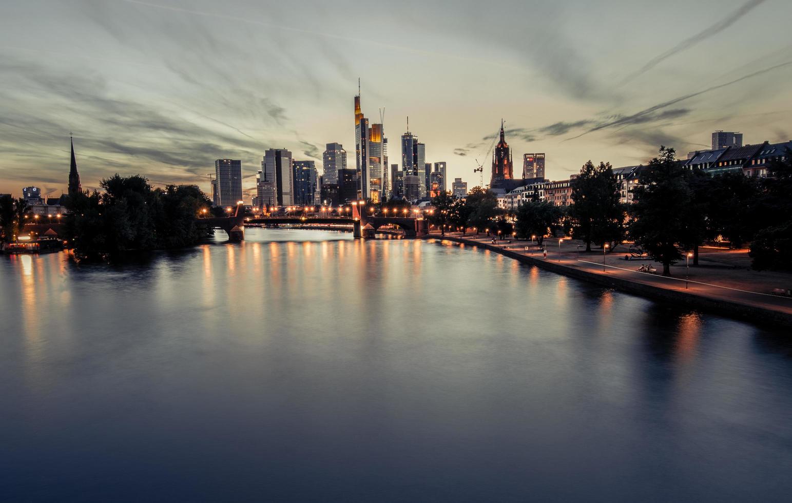 Frankfurt skyline bij zonsondergang foto