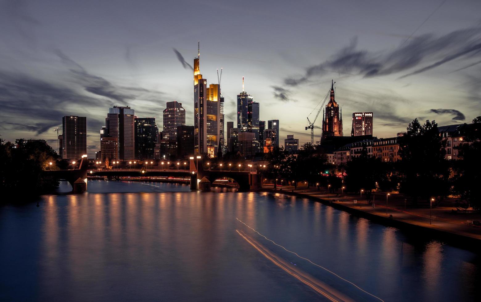 Frankfurt skyline bij zonsondergang foto