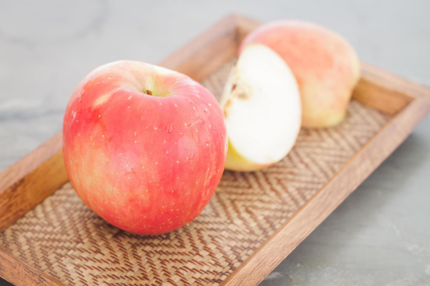 twee ed appels op een dienblad foto