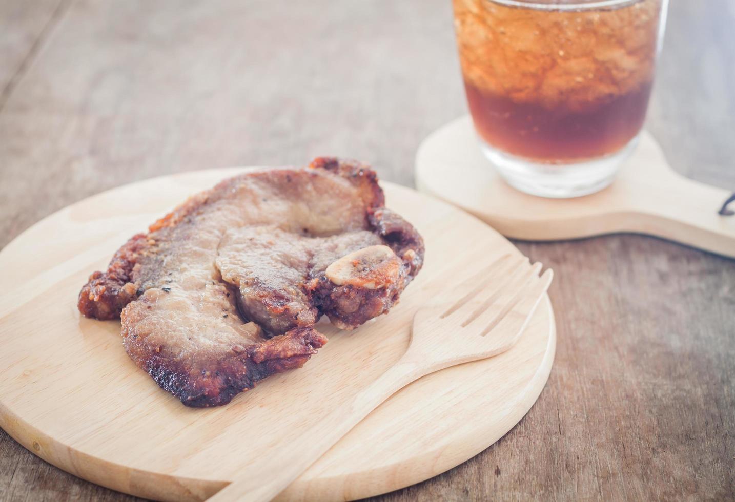 varkensvlees steak maaltijd met een drankje foto