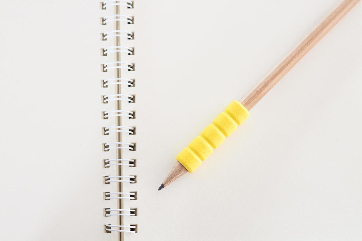 geel potlood op een notitieboekje foto