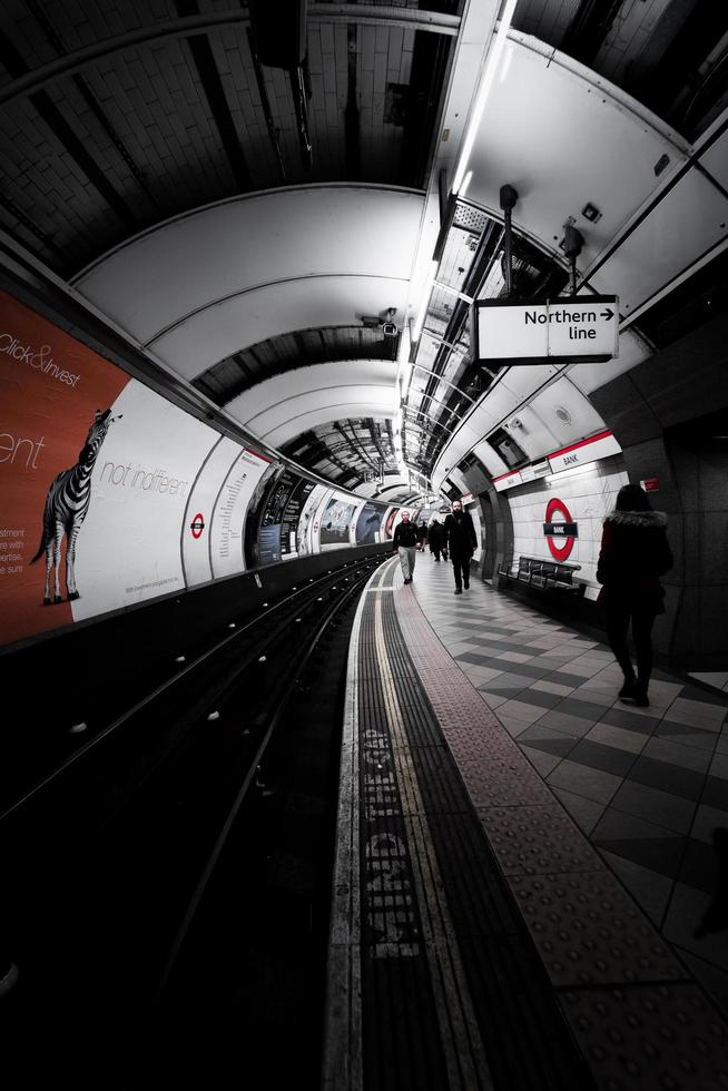 Londen, Engeland 2018-reizigerswandeling door een ondergrondse metro foto