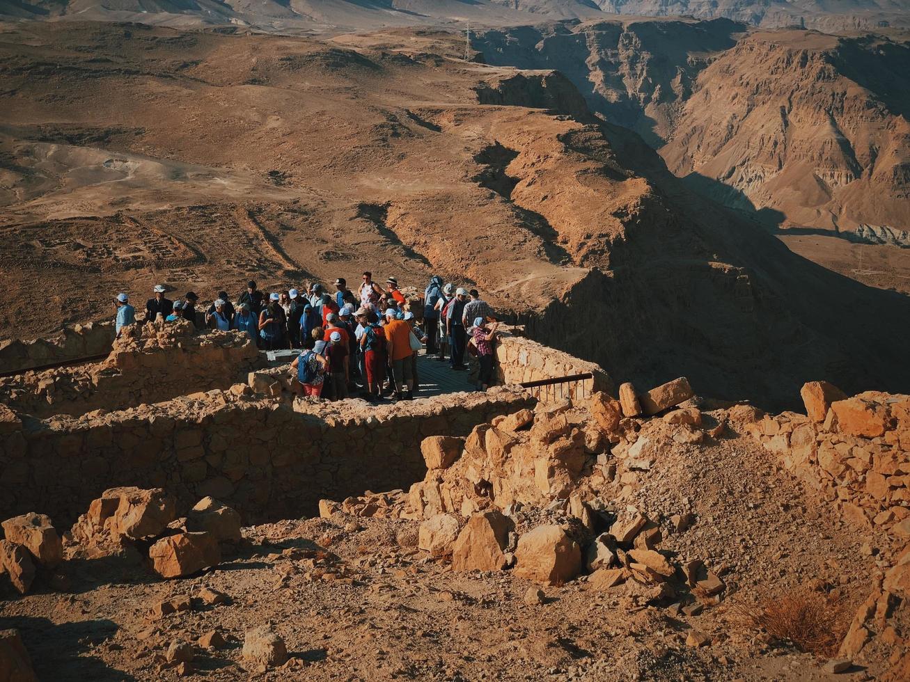 negev, Israël, 2020 - mensen kijken uit op een klif foto