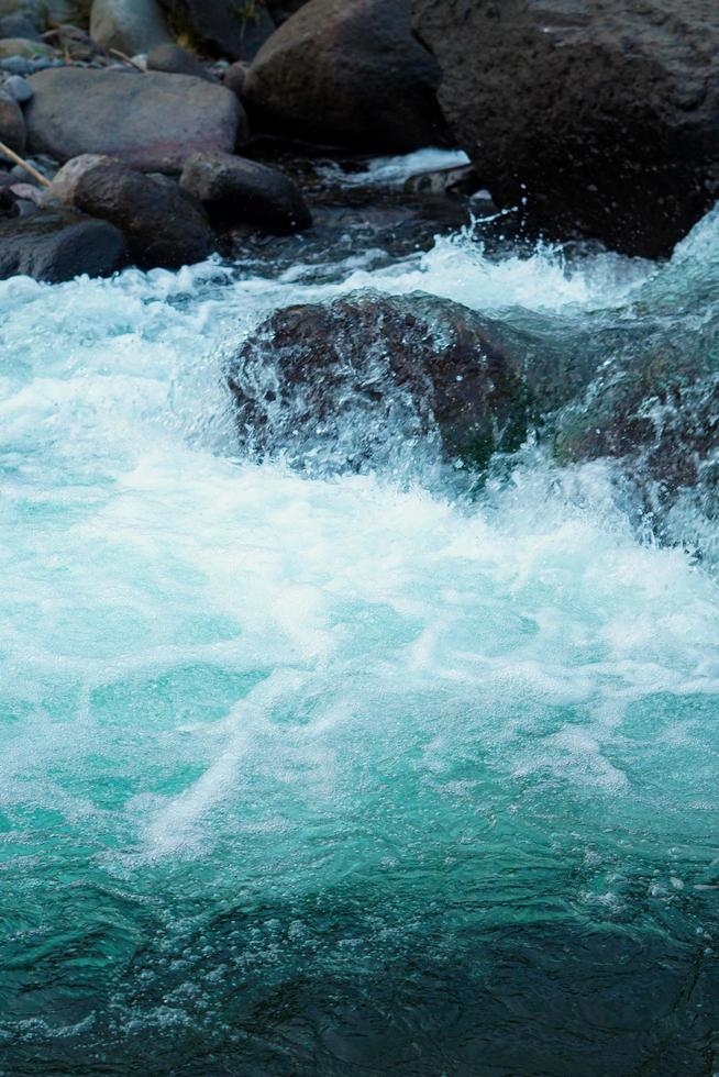 achtergrond natuur, rivier- vloeiende tussen de rotsen - voorraad foto vrij