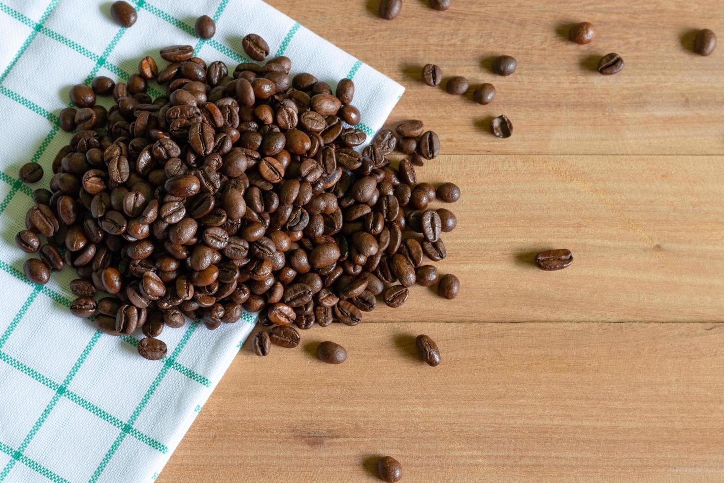 gebrande koffiebonen op houten achtergrond foto