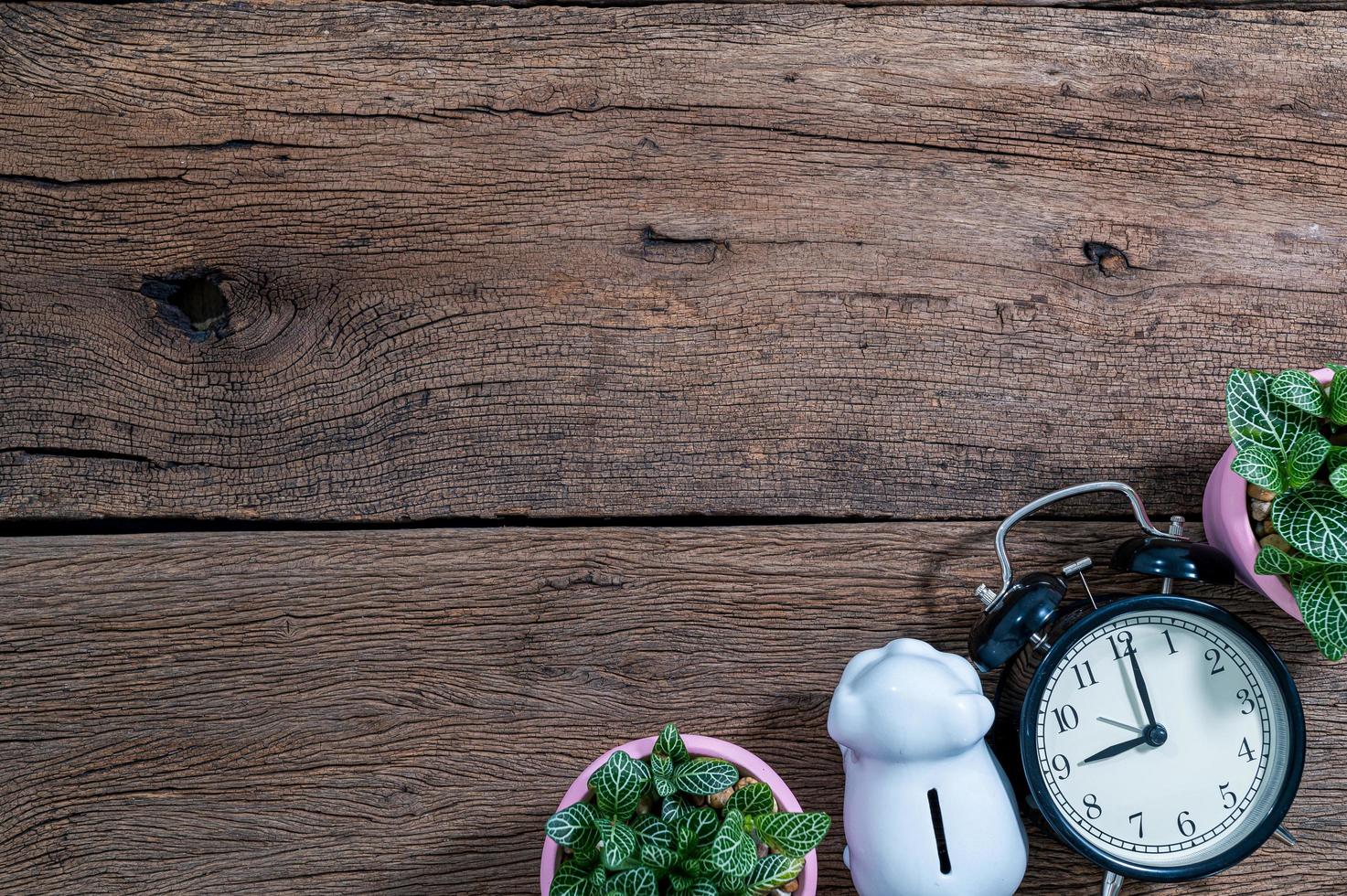 houten bureau met wekker, bovenaanzicht foto