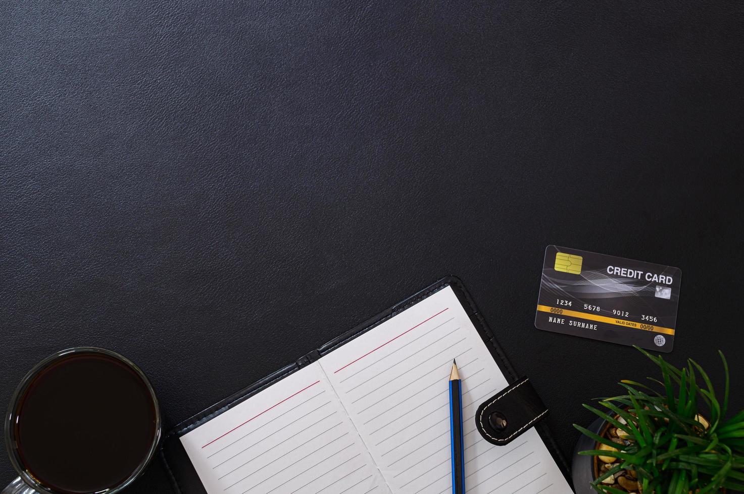 notebook en creditcard op zwarte achtergrond foto