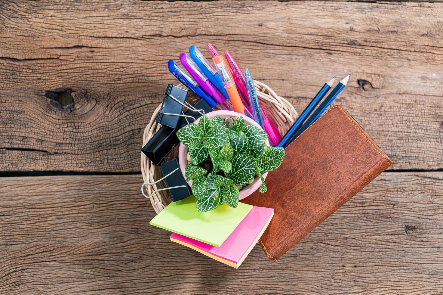 houten bureau met stationaire apparatuur foto