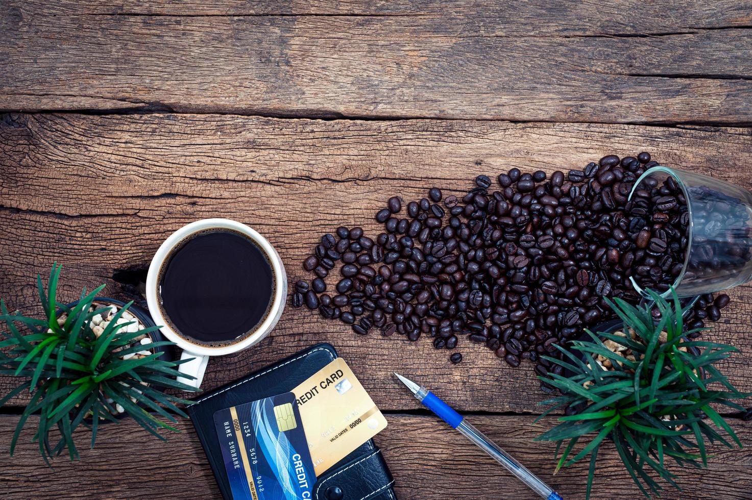 koffie, bloemen en creditcards op houten achtergrond foto