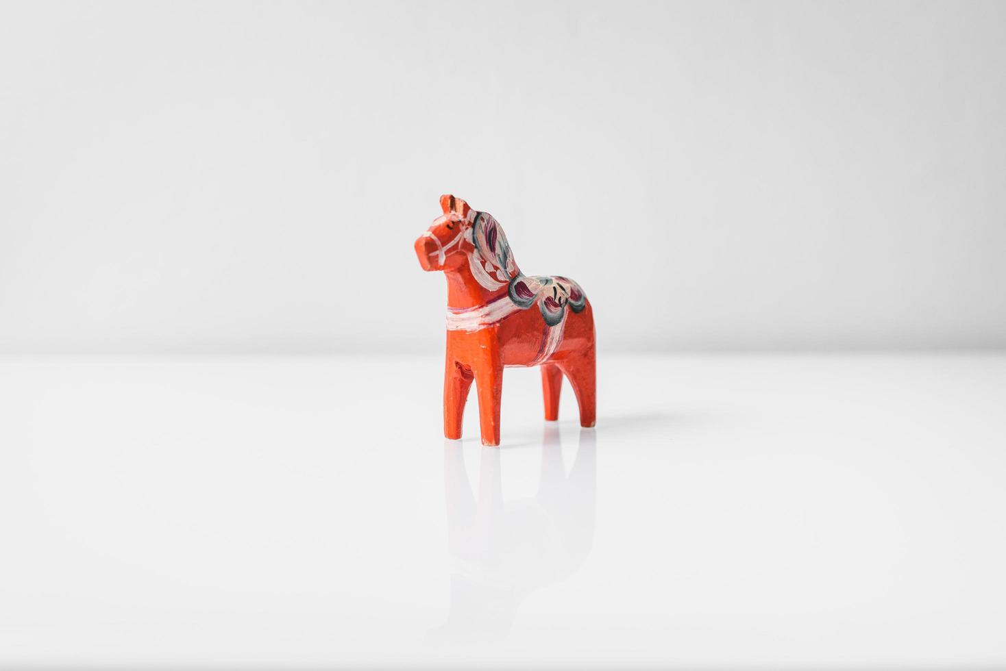 geschilderde oranje paard speelgoed foto