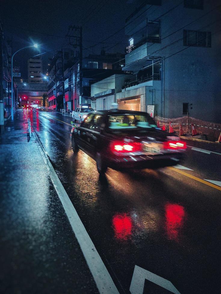 portugal, 2020 - een lange blootstelling van een auto op de weg 's nachts foto