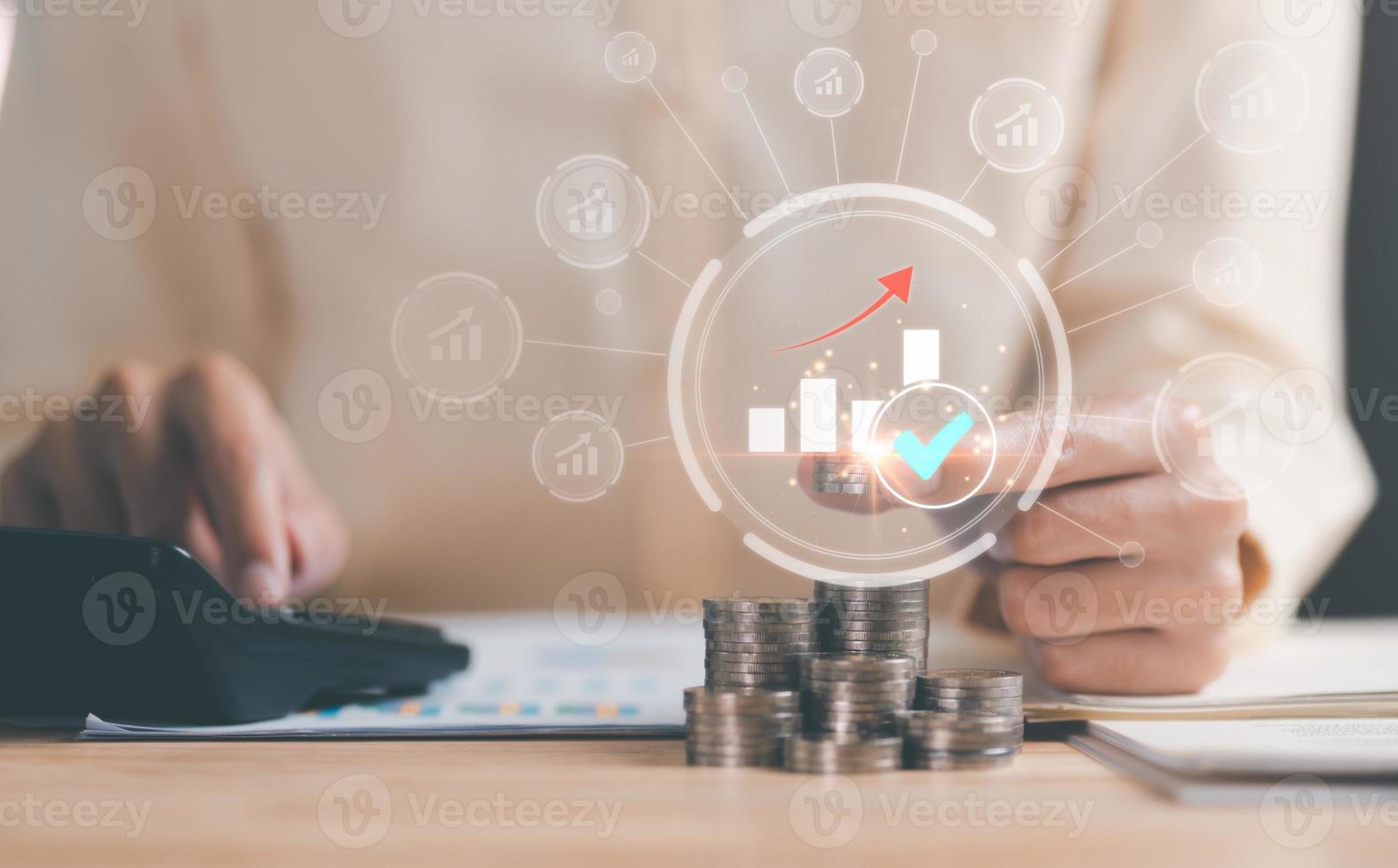 zakenman berekenen financieel getallen met een rekenmachine , financieel groei gegevens analyse , planning naar beoordelen en recensie de begroting , concept van financiën en investering financieel groei concept foto