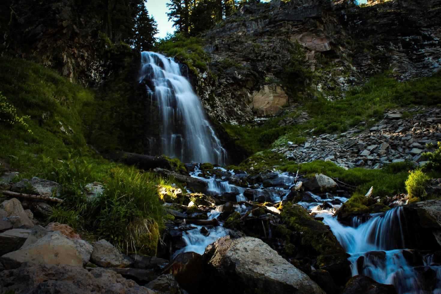 zonneschijn op een donkere waterval foto