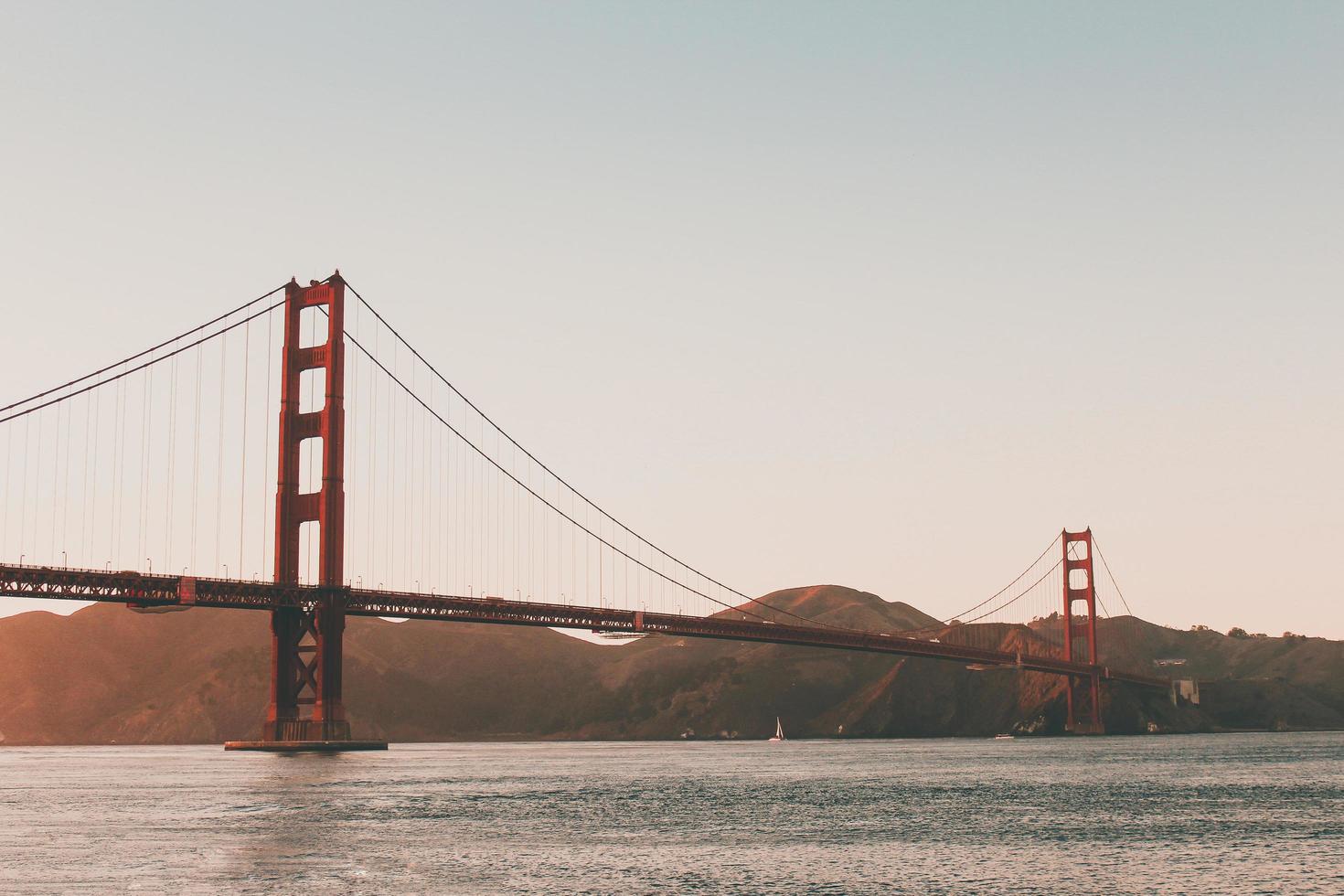 golden gate bridge bij zonsondergang foto