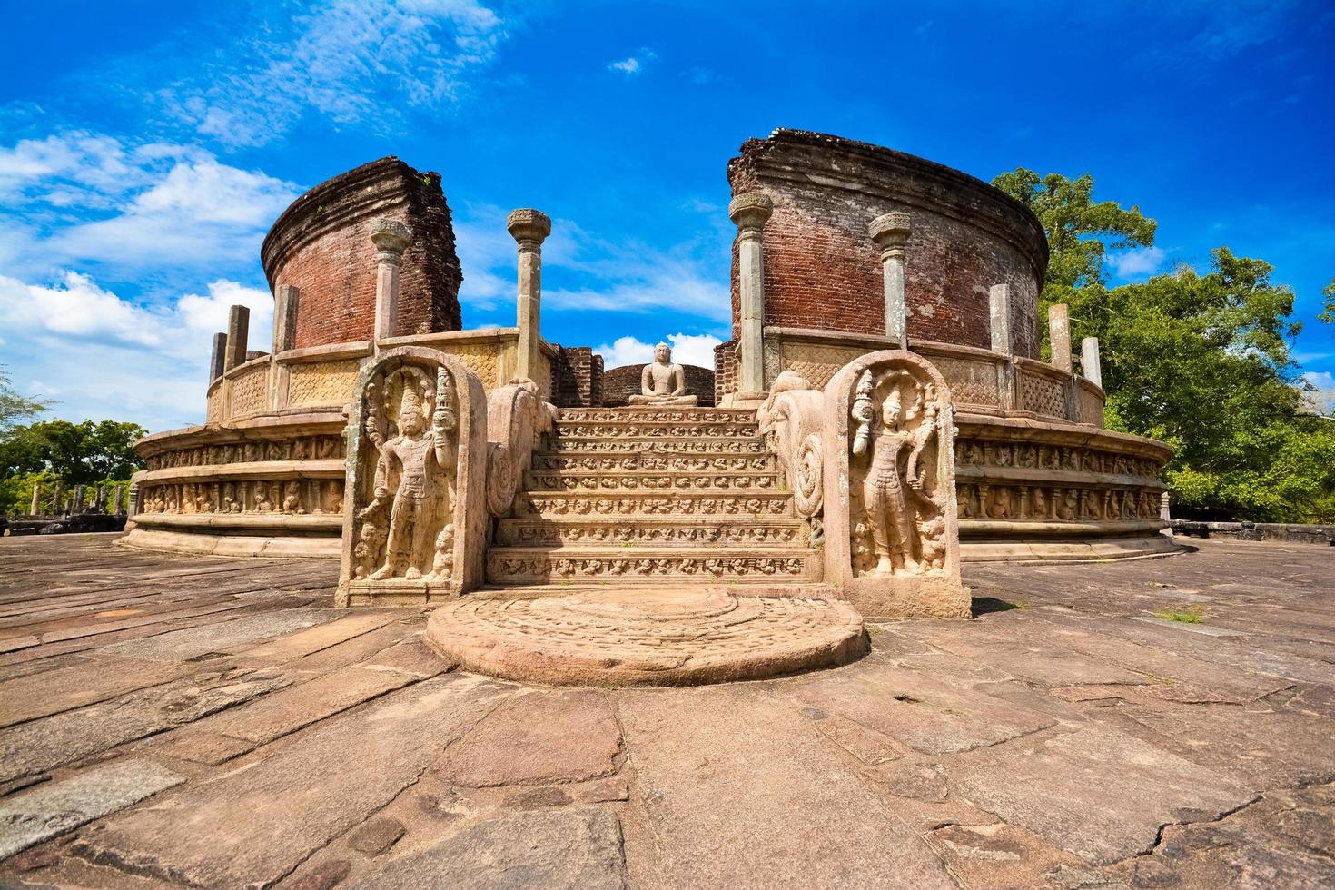 oude watadagaya-ruïnes in polonnaruwa, sri lanka foto