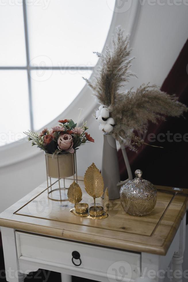 mooi leven kamer interieur met haard en Kerstmis boom in de ochtend- foto