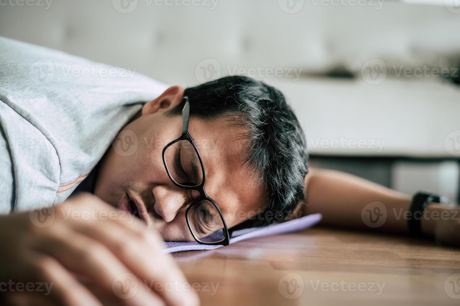 jong dik Mens uitgeput naar beneden na training foto