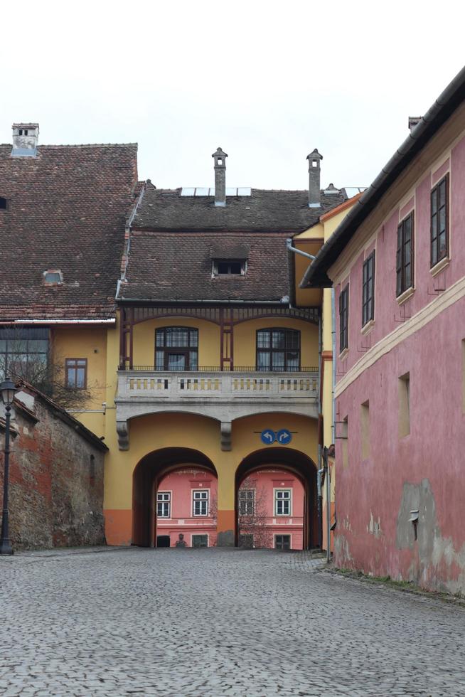 lokaal straten in sighisoara met een speciaal architectuur foto