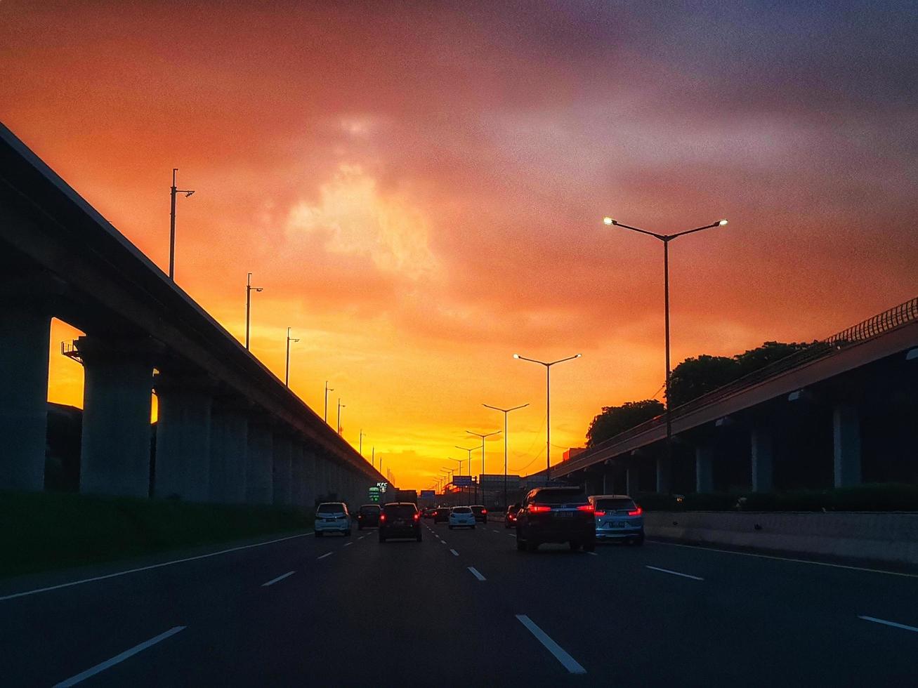 Jakarta, Indonesië in juli 2022. schemer Aan de weg in Jakarta, waar de verkeer is heel overbelast omdat het samenvalt met werk uur. foto