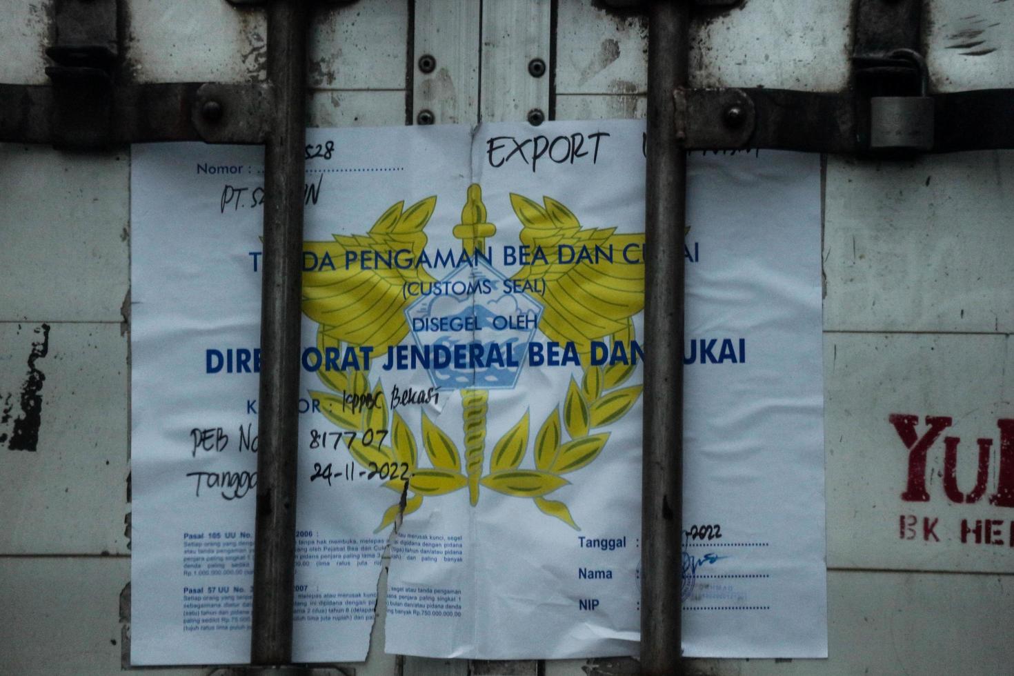 Jakarta, Indonesië in juli 2022. een sticker van de douane en accijns veiligheid Mark verzegeld door de Indonesisch directoraat algemeen van douane en accijns foto