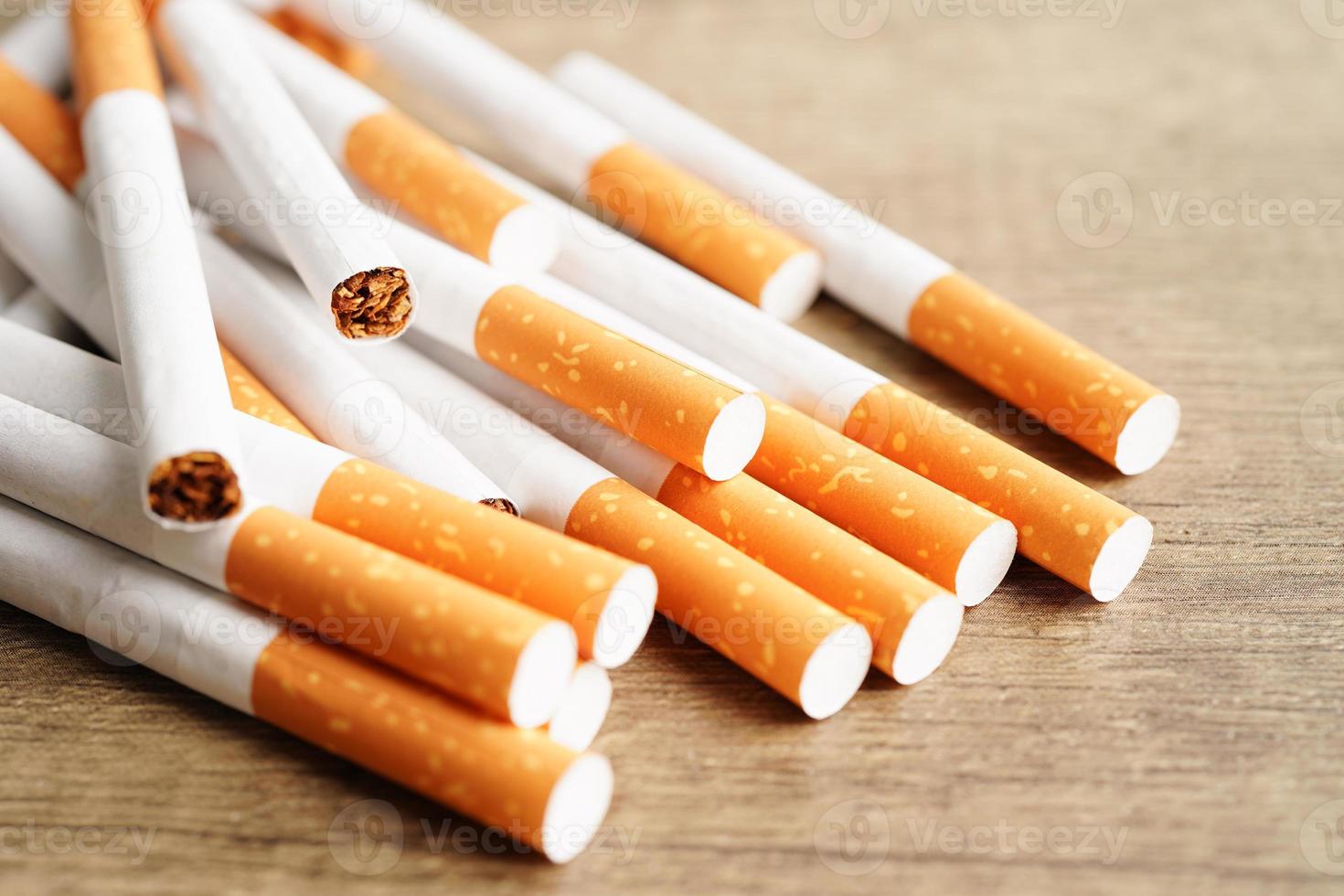 sigaret, roltabak in papier met filterbuis, niet roken concept. foto