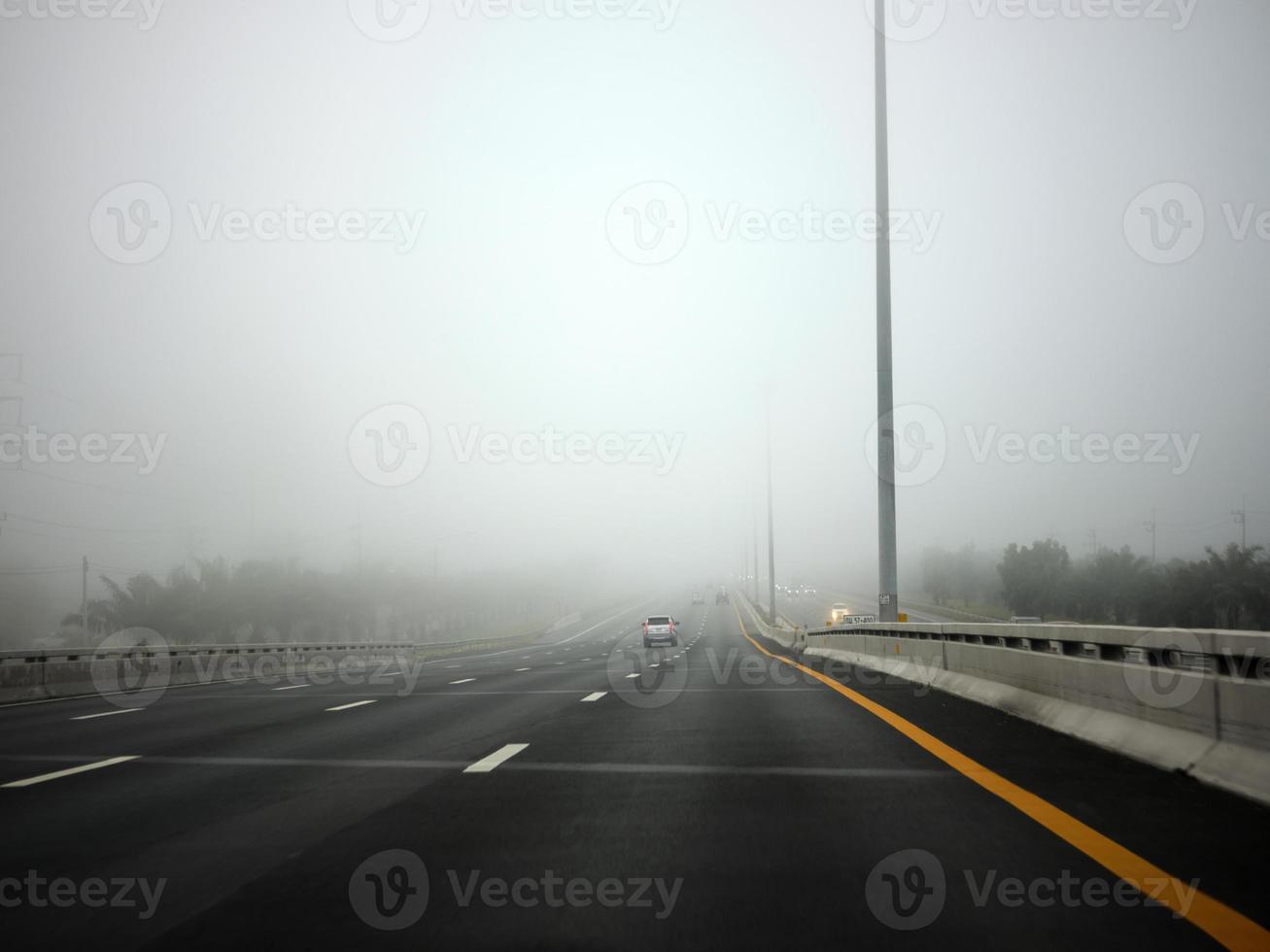 weg in de mist, teken vermelden houden afstand voor snelweg-t7.svg foto