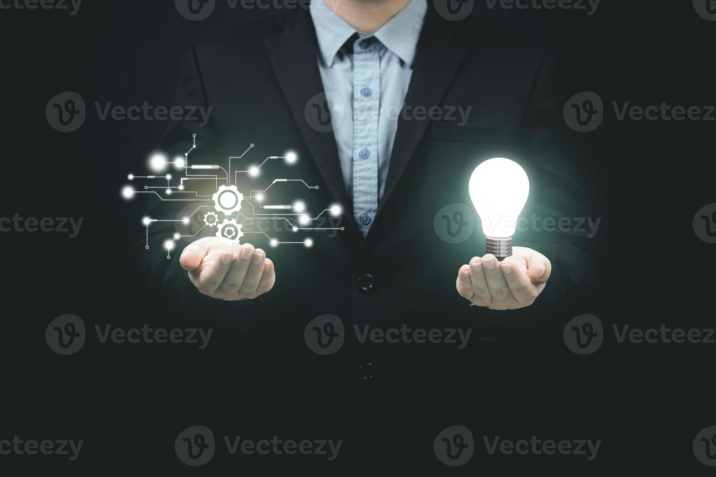 handen Holding licht bollen. concept van ideeën naar Cadeau nieuw ideeën, inspiratie, Super goed innovaties, nieuw begin, creativiteit, en toekomst technologisch innovaties. foto