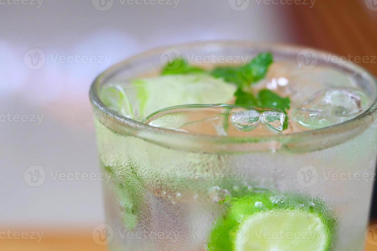 een glas van maagd mojito drinken met vers dauwdruppels foto