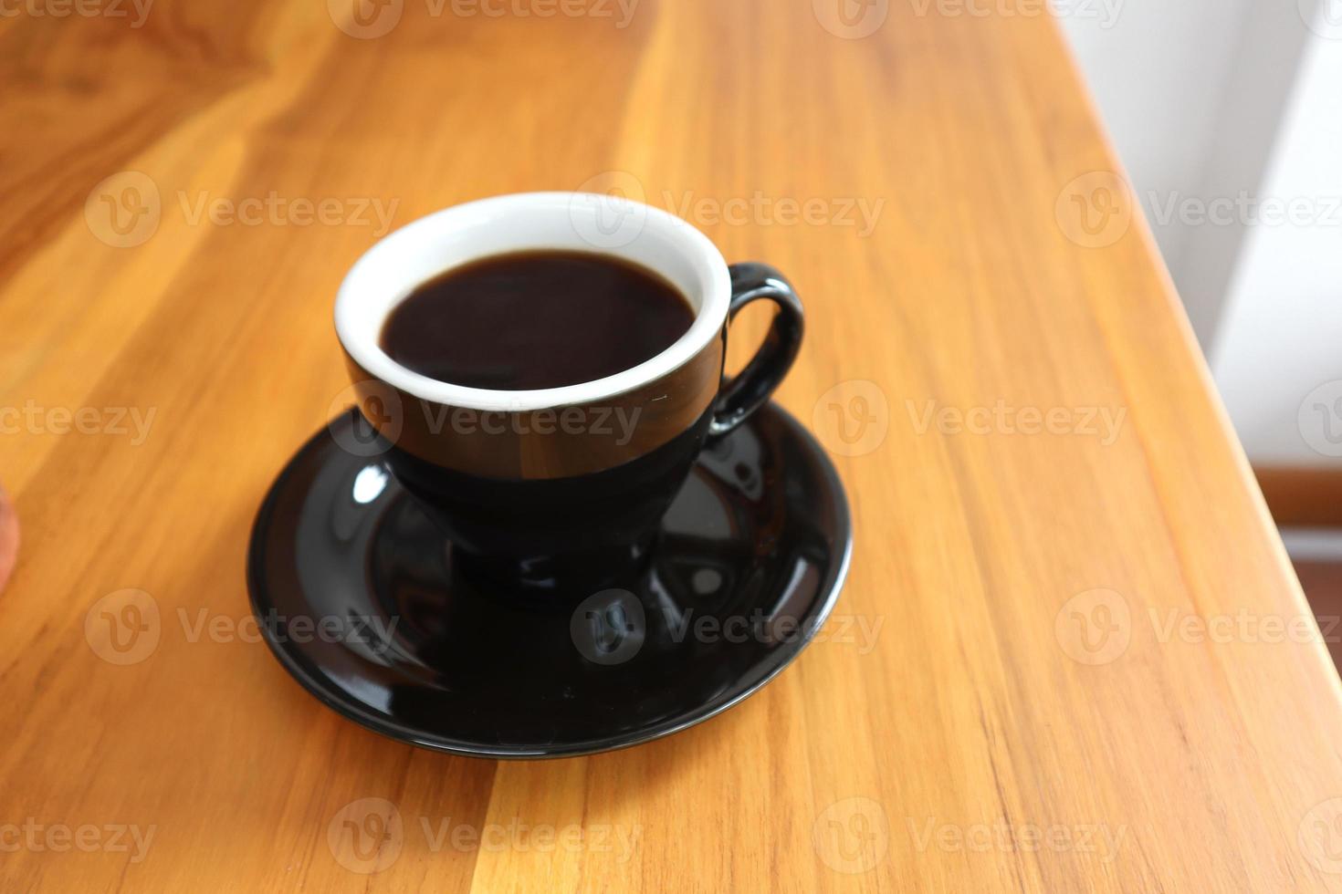 een glas van americano koffie foto