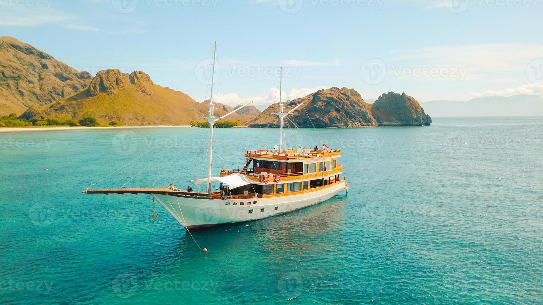 soemba, januari 5, 2023 - Indonesië, een romig wit phinisi het zeilen schip is Aan de rand van de eiland foto