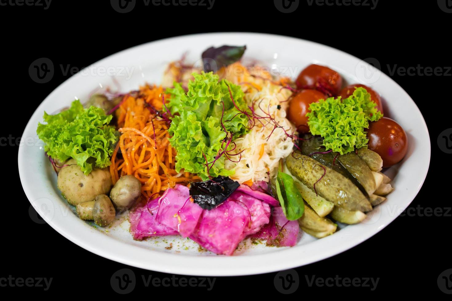 dichtbij omhoog van een mooi zo portie van heerlijk salade van de chef in een restaurant foto