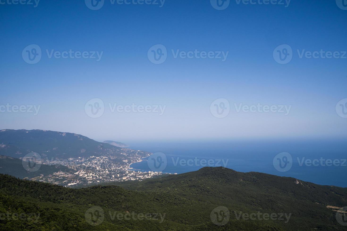 groot stad door de oceaan, zee van antenne visie foto