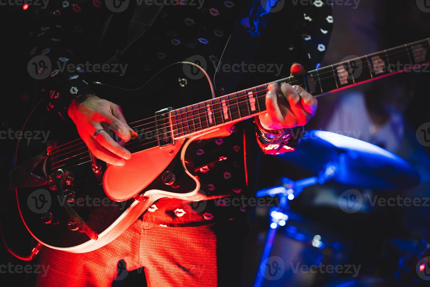 dichtbij omhoog Speel elektrisch gitaar Bij een rots concert. foto