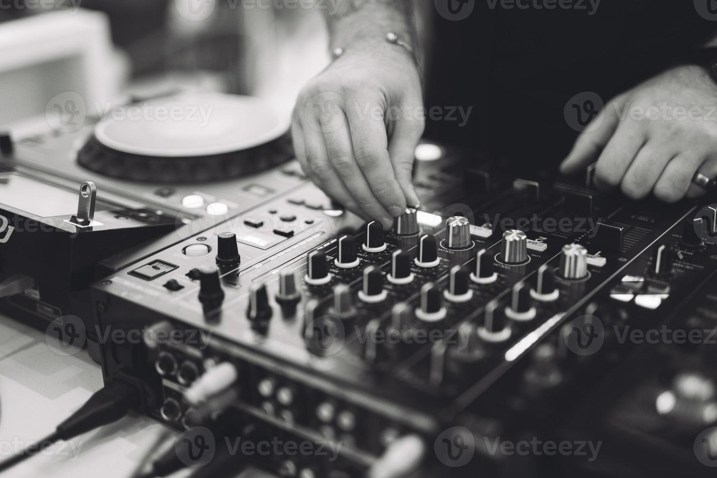 een dj Toneelstukken muziek- Aan een controleur Bij een feest. foto