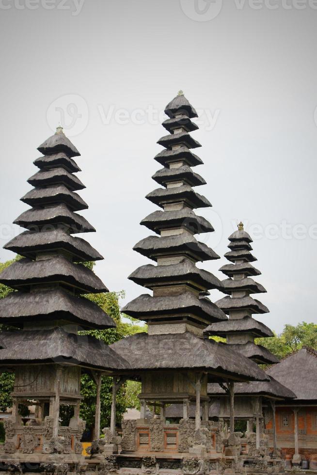 foto van een hoog tempel in Taman Ayun Bali