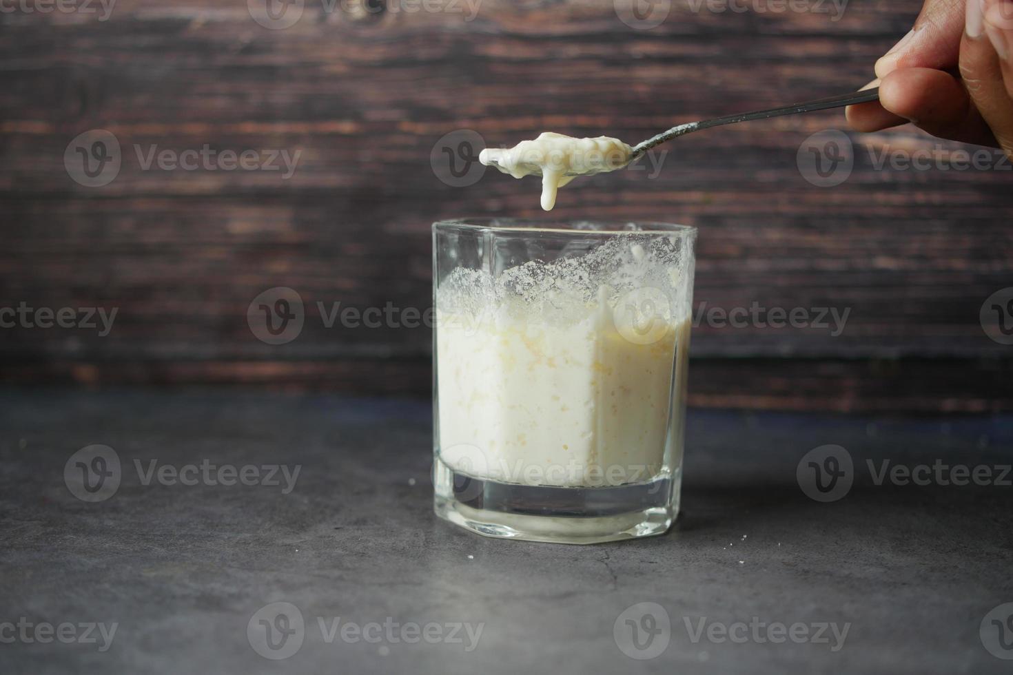 glas volle melk op tafel, room van melk. foto