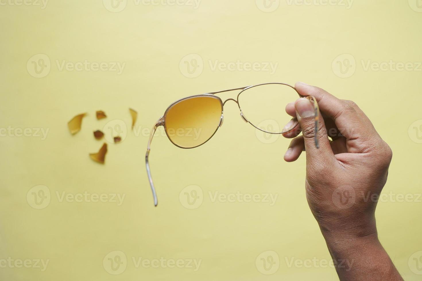 gebroken oogglas op tafel met kopieerruimte foto