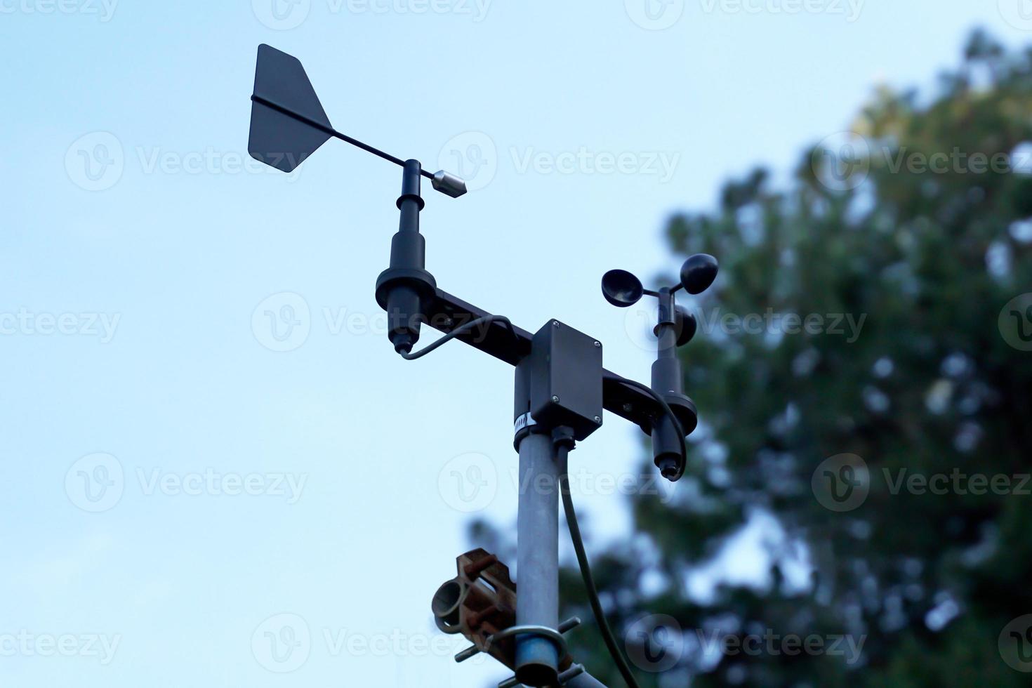 weer station is een gereedschap ontworpen naar controleren informatie over meteorologisch werk dat is belangrijk voor weer voorspelling. het helpt in beoordelen milieu vervuiling. foto