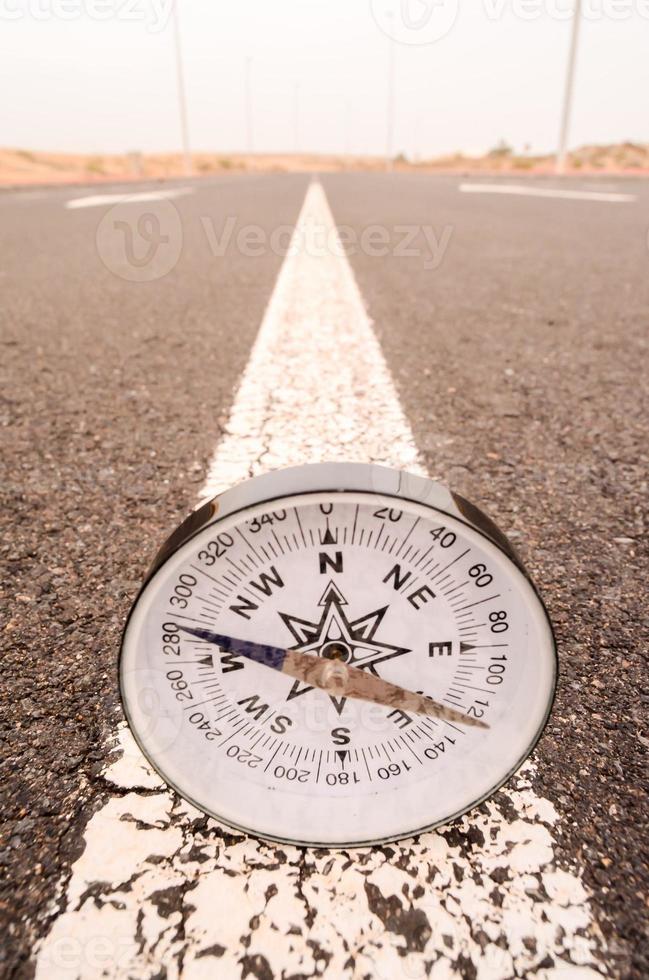 kompas Aan de weg foto