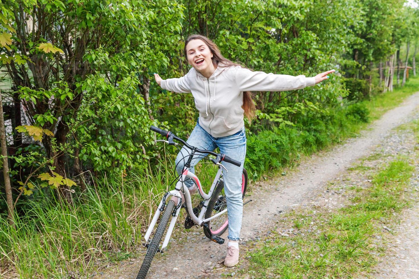 jong vrouw rijden fiets in zomer stad park buitenshuis. actief mensen. hipster meisje kom tot rust en rijder fiets foto