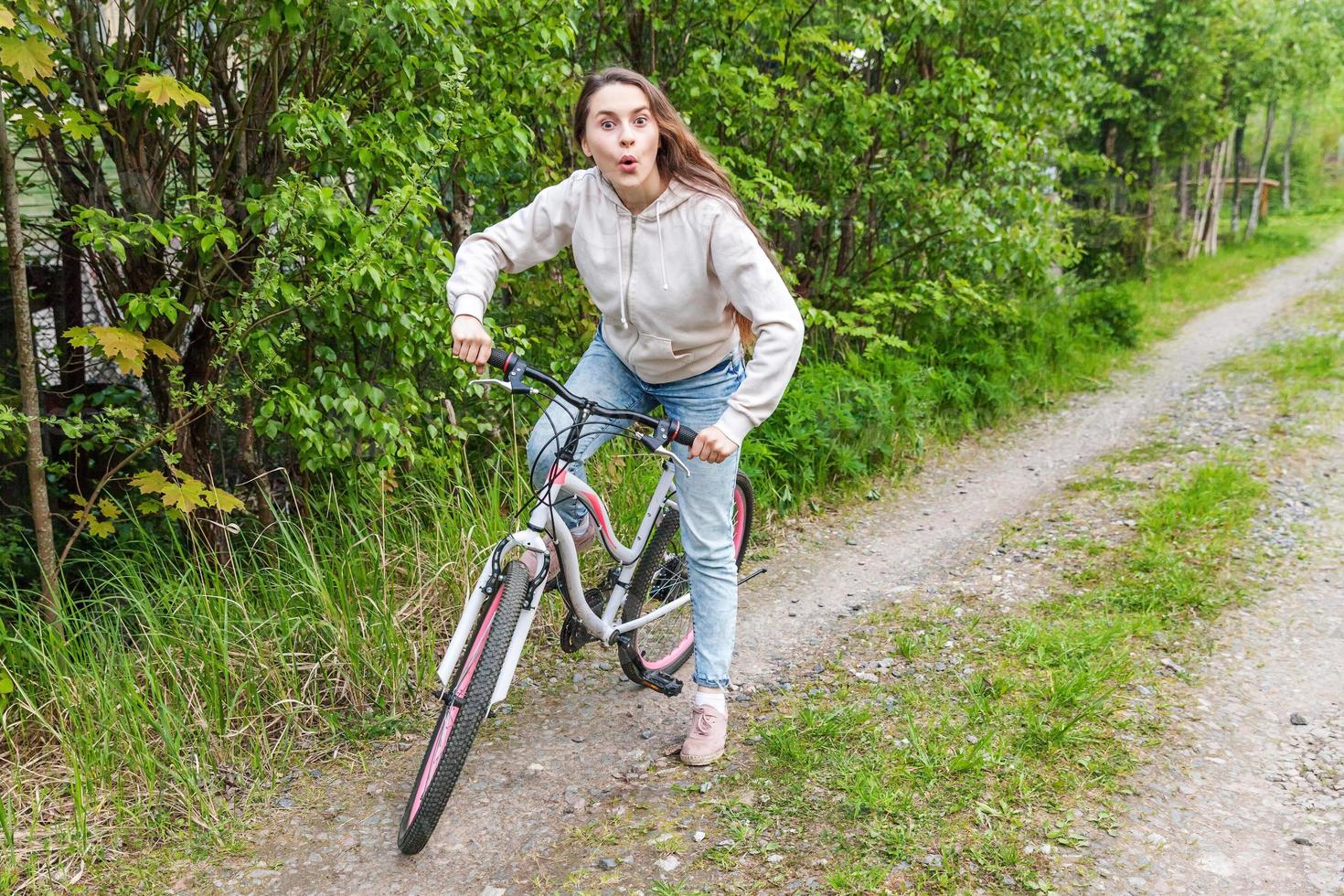 jong vrouw rijden fiets in zomer stad park buitenshuis. actief mensen. hipster meisje kom tot rust en rijder fiets foto