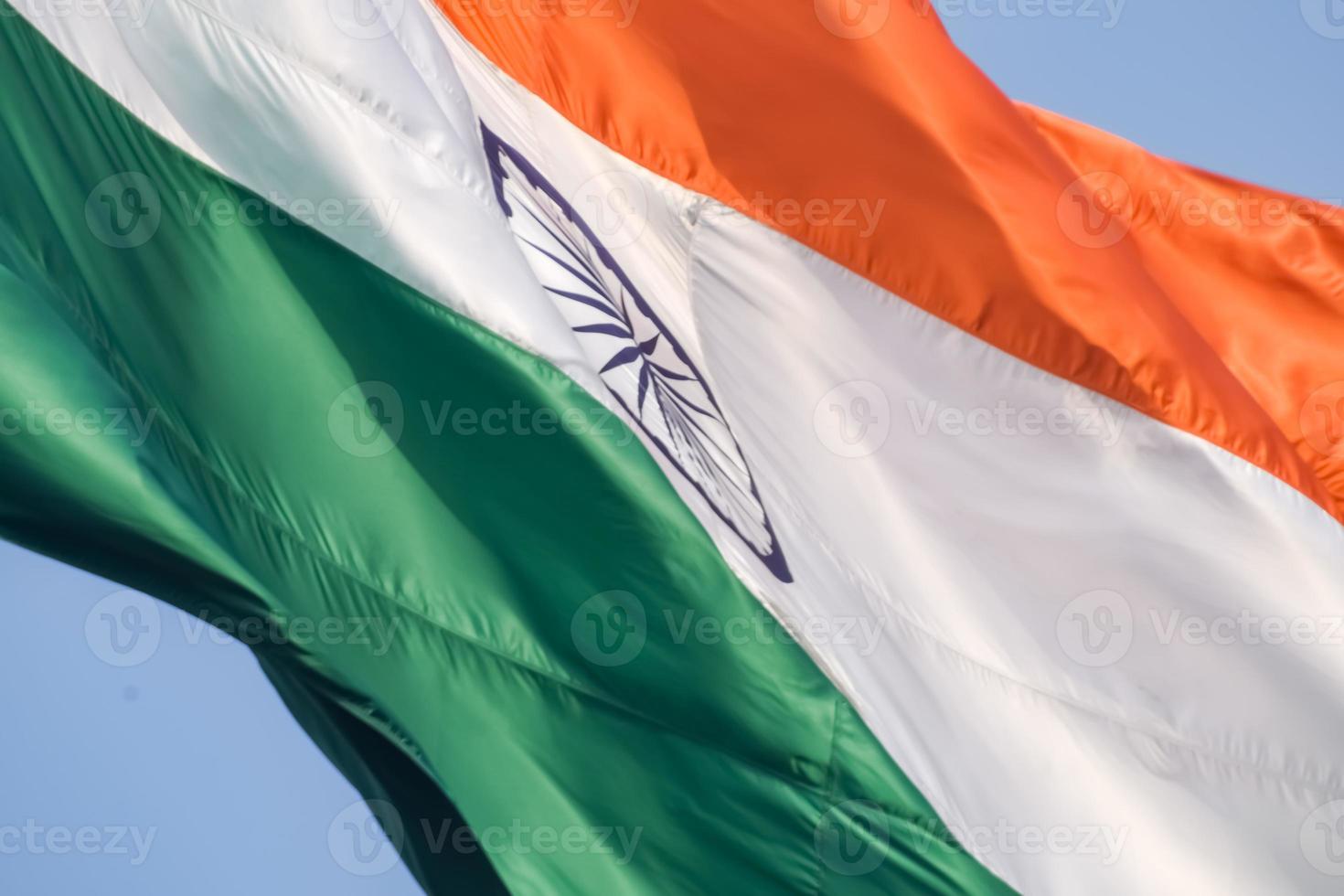 indiase vlag hoog op connaught plaats met trots in blauwe lucht, indiase vlag wapperen, indiase vlag op onafhankelijkheidsdag en republiek dag van india, tilt-up shot, wuivende indische vlag, har ghar tiranga foto