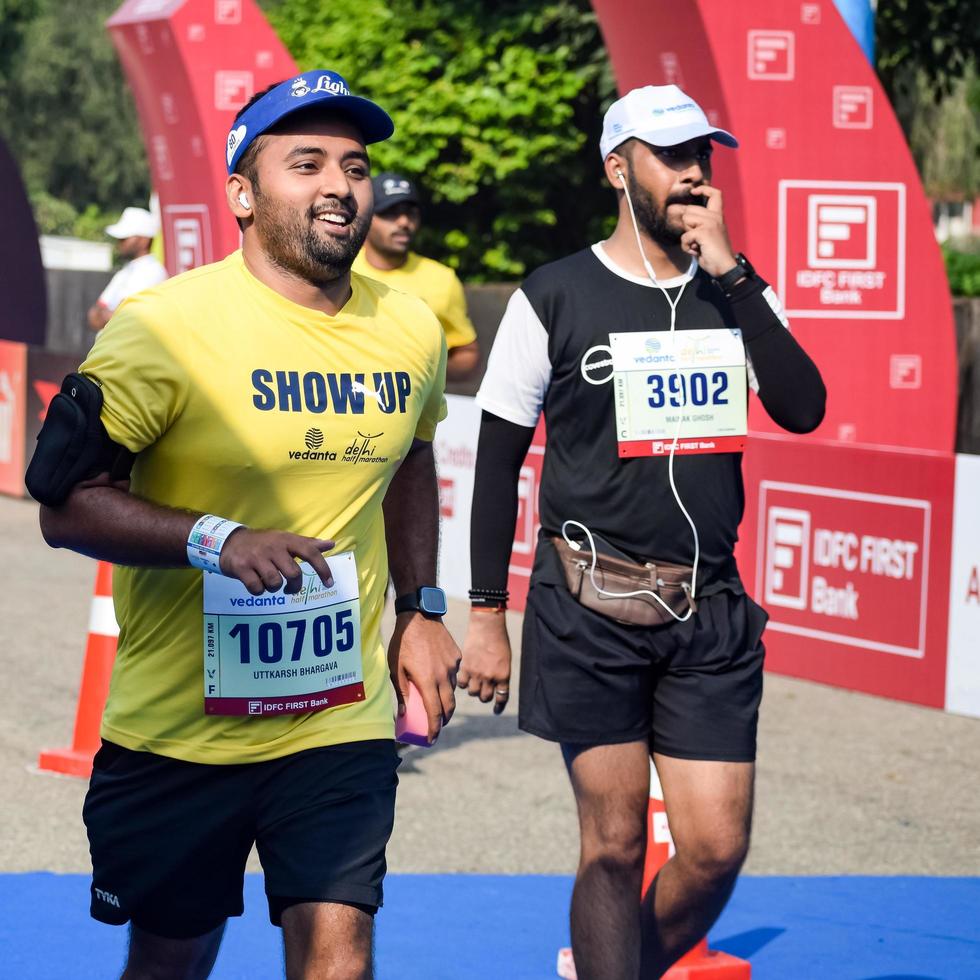 nieuw Delhi, Indië - oktober 16 2022 - vedanta Delhi voor de helft marathon ras na covid in welke marathon deelnemers over naar kruis de af hebben lijn, Delhi voor de helft marathon 2022 foto