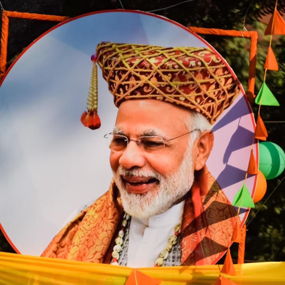 nieuw Delhi, Indië - januari 16 2023 - eerste minister narendra modi besnoeiing uit gedurende bjp weg show, de toestand van p.m modi terwijl Bijwonen een groot rally in de hoofdstad foto