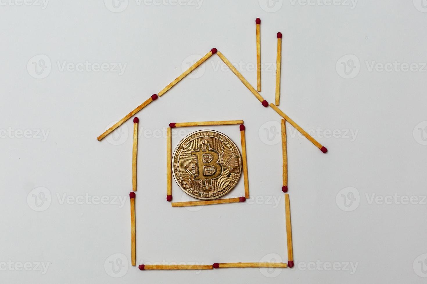 gouden bitcoin Aan isoleren wit achtergrond concept mijnbouw huis, appartement, aankoop, foto