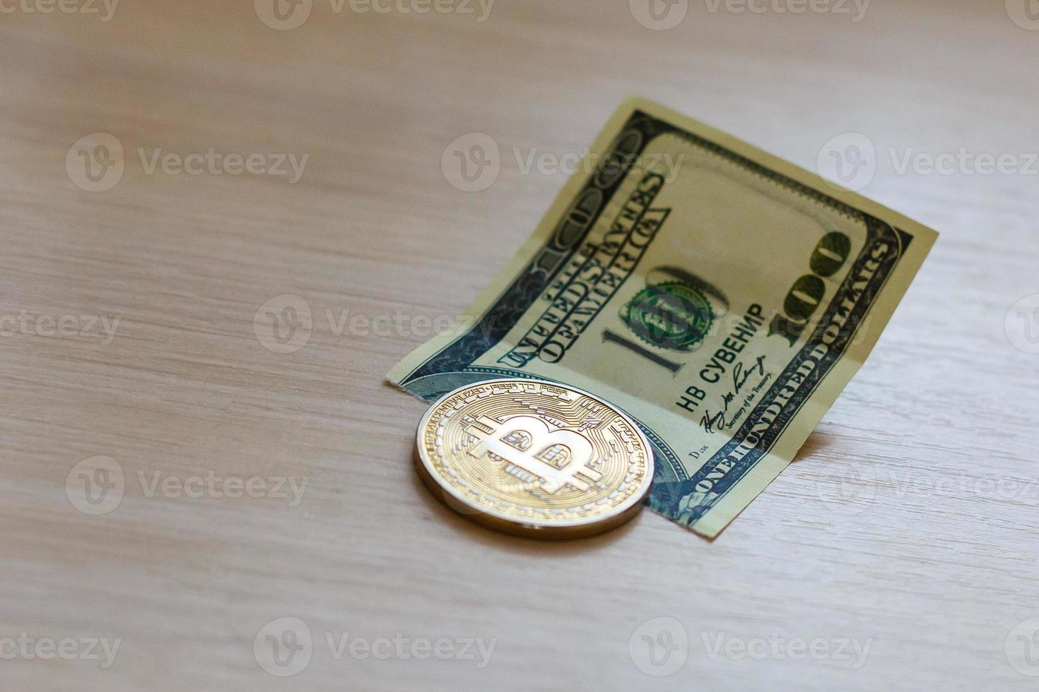 bitcoin Aan verpletterd dollar bankbiljet concept van samenzwering foto