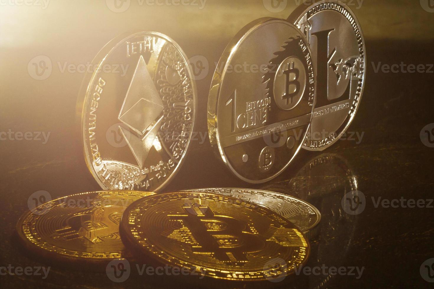 zilver munten van een digitaal crypto valuta's litecoin en bitcoin ethereum foto